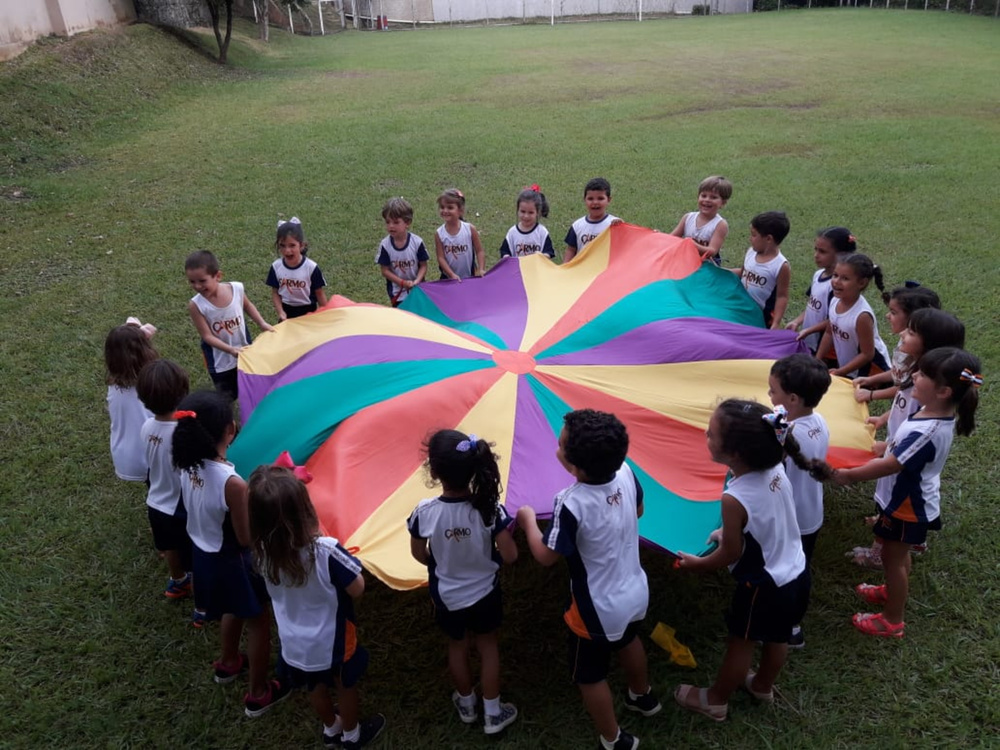 Crianças em atividade educativa